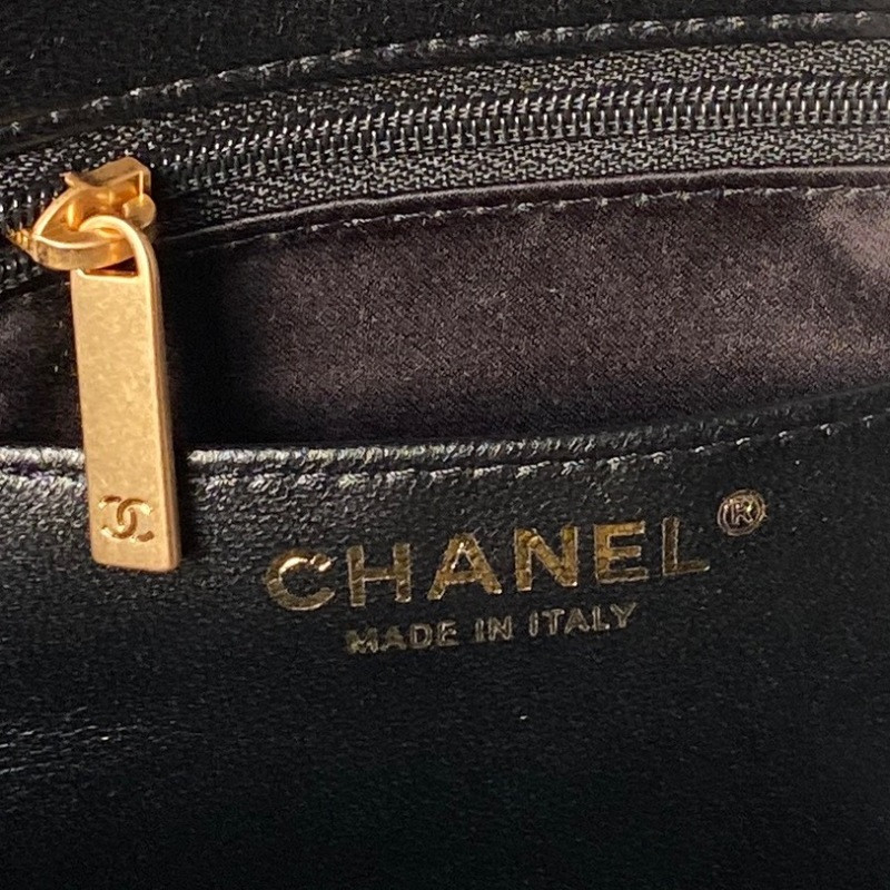 Ch**el 25k runway style hobo shopping bag