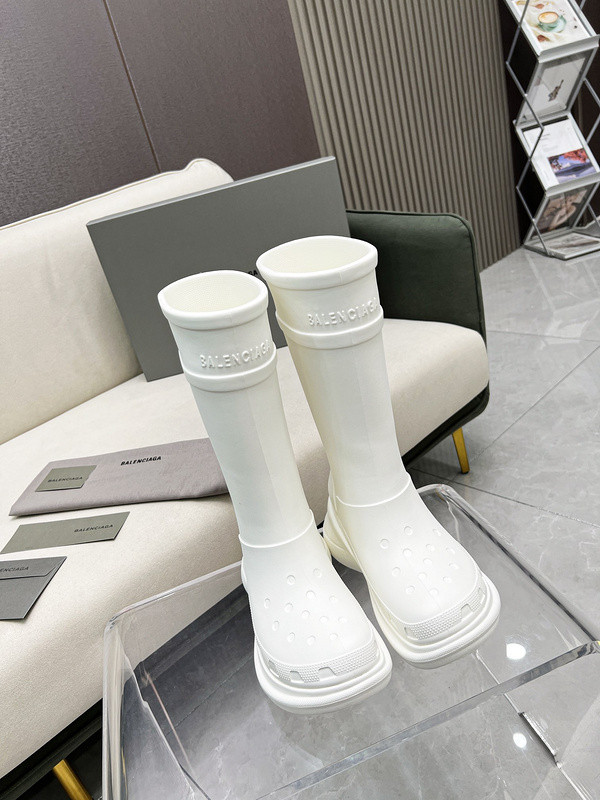 ba*len*cia*ga x Cr*0*s boot white