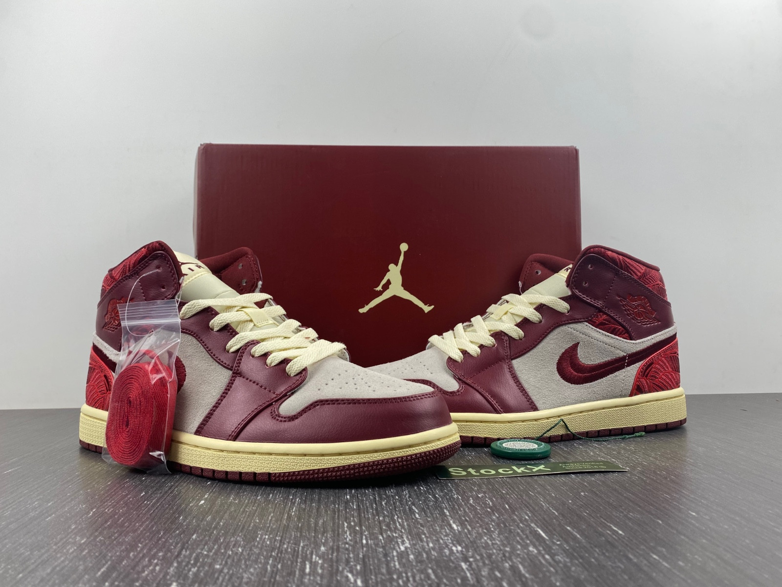 Air Jordan 1 Mid SE Wmns 