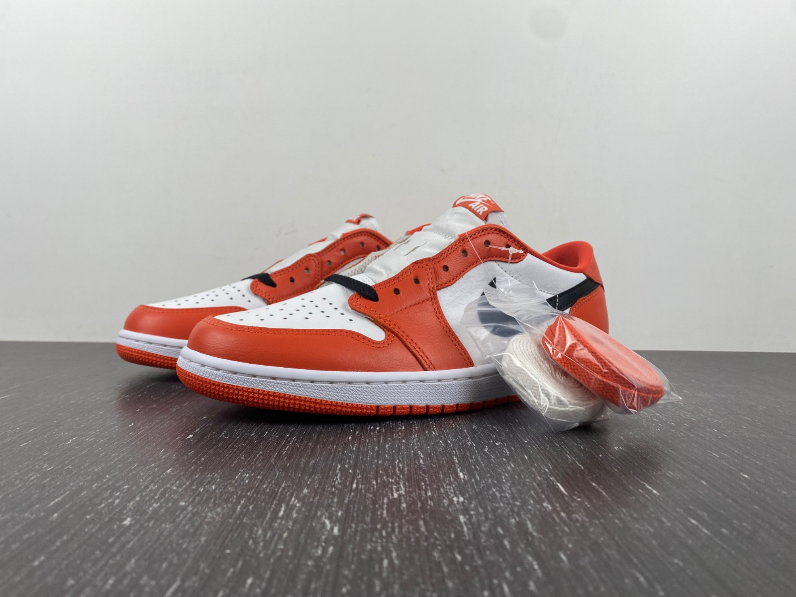 AIR JORDAN 1 LOW OG “SHATTERED BACKBOARD‘ CZ0790-801
