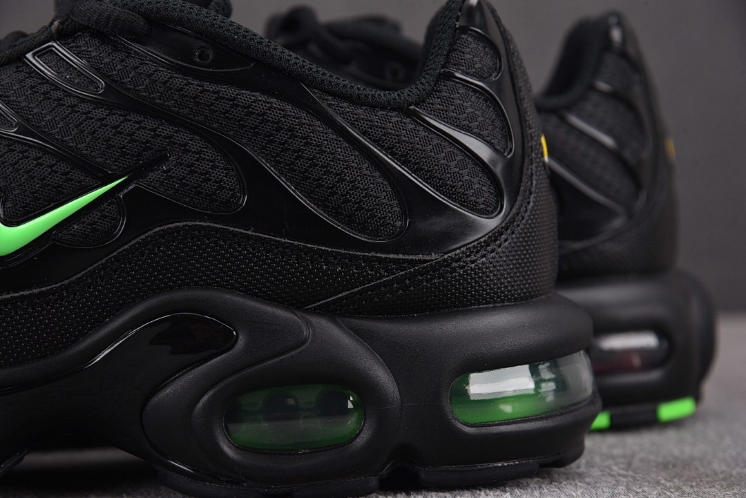 Nike Air Max Plus Black Green Strike - DM0032-024
