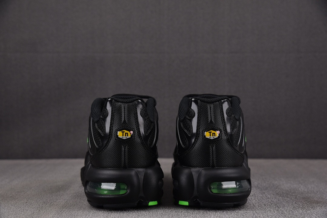 Nike Air Max Plus Black Green Strike - DM0032-024