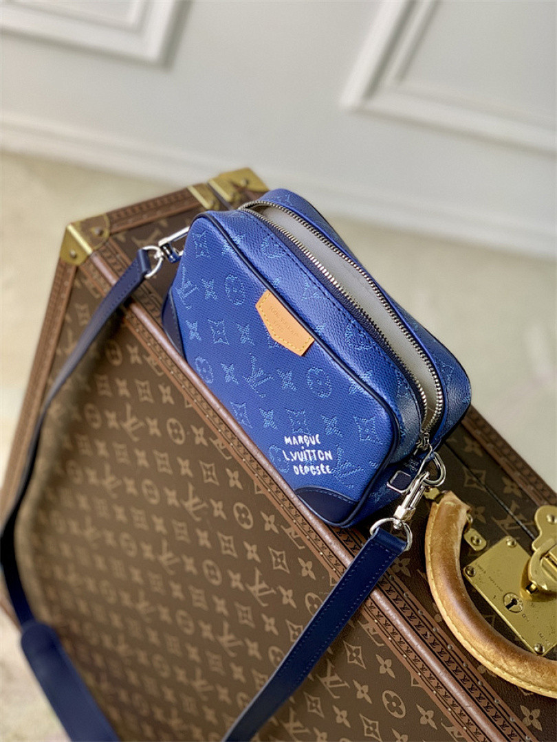 Trocadéro Wearable Wallet M26826