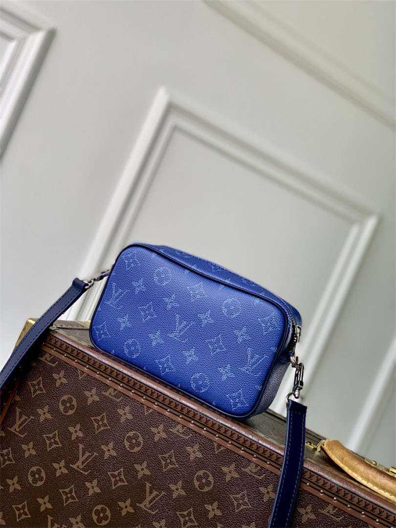 Trocadéro Wearable Wallet M26826