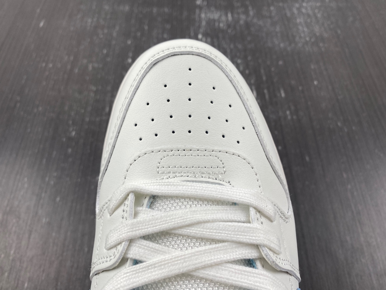 Off-White c/o Virgil Abloh